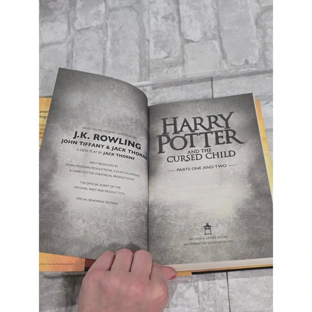 Harry Potter and the Cursed Child -‎ Parts One & Two: The Official Script Book